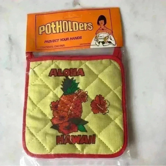 New in package! Pair of  vintage 1970s souvenir Hawaii potholders - Picture 2 of 7